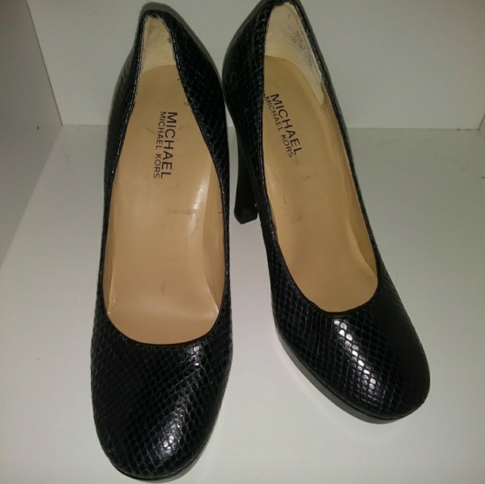 MK Michael Kors sz 7 snakeskin pumps black leather